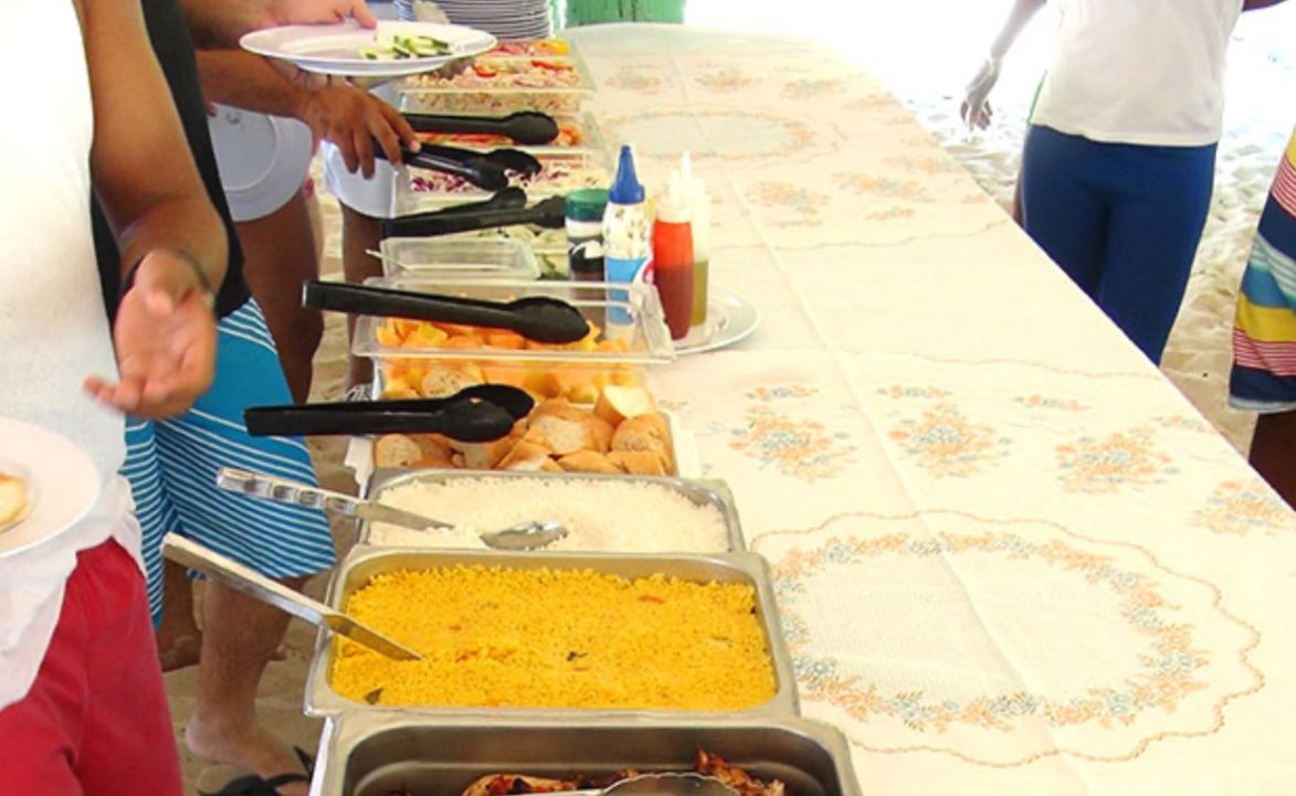 Almuerzo típico en Saona